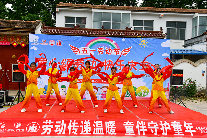 童心颂劳动 欢乐庆五一 民权县人和镇内西村童伴之家举办节日文艺活动