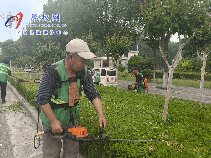 精细管护园林 守护满城绿色