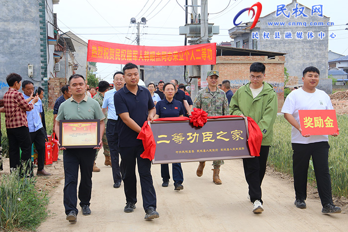 县委书记王静娴慰问荣获二等功现役军人韩昭杰家属