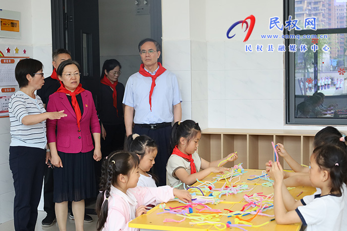  县领导与少年儿童共庆“六一”  祝全县少年儿童节日快乐