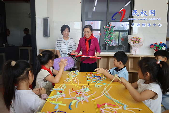  县领导与少年儿童共庆“六一”  祝全县少年儿童节日快乐
