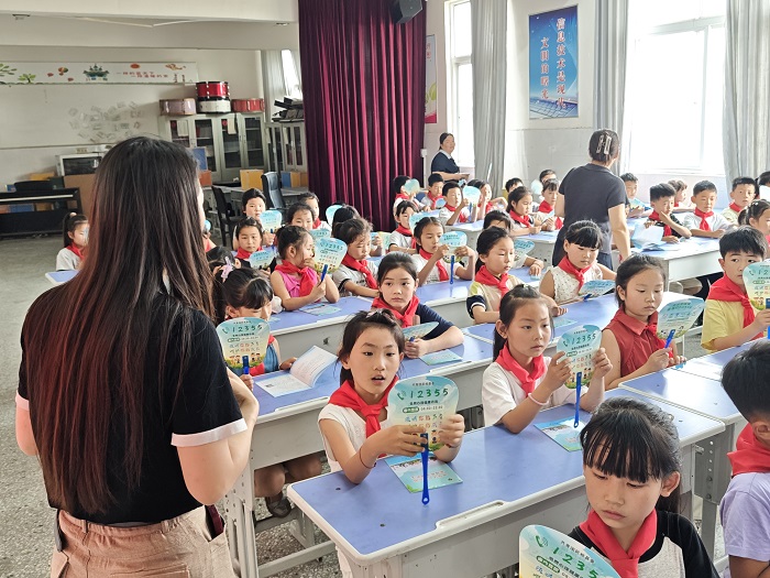 团县委开展“预防未成年人犯罪 共建平安和谐校园”宣传活动