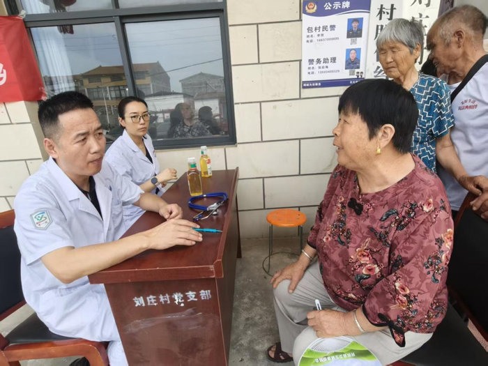 商丘大医献爱心 志愿服务暖民心——花园乡卫生院走进刘庄村室开展惠民服务