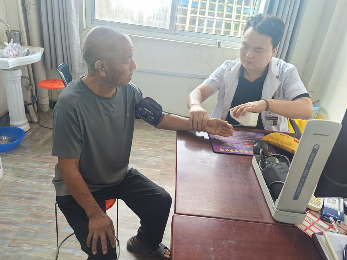  久治顽疾终得纾解 基层医者暖民心 —— 老颜集镇卫生院优质服务获群众致谢点赞 