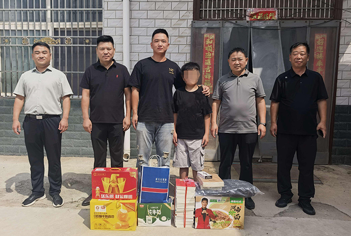 民权籍现役军人高航：返乡慰问失孤儿童