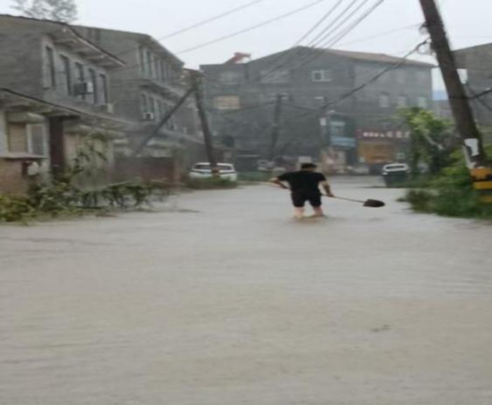 闻“风”而动 逆雨而行 --民权县卫健系统全力迎战台风“白海豚” 筑牢群众健康安全屏障
