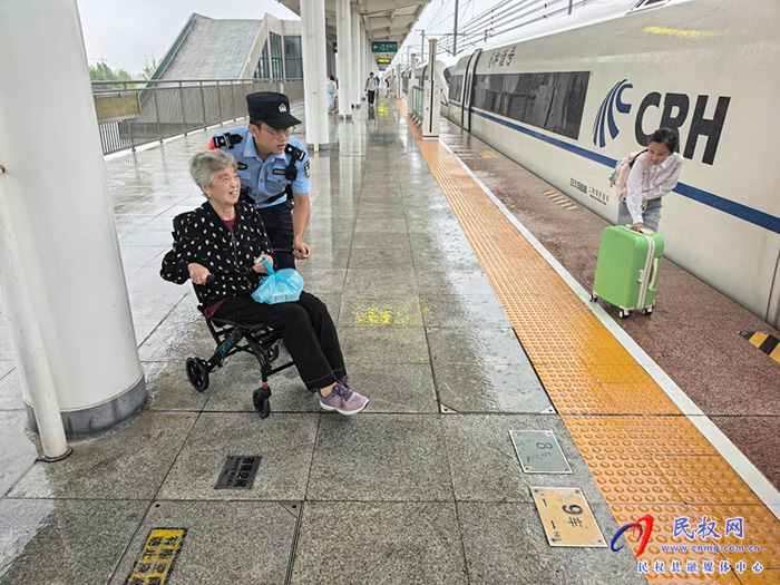 风雨砺担当、防汛护通途——民权北站派出所全力迎战台风“白海豚” ，筑牢辖区安全防线。
