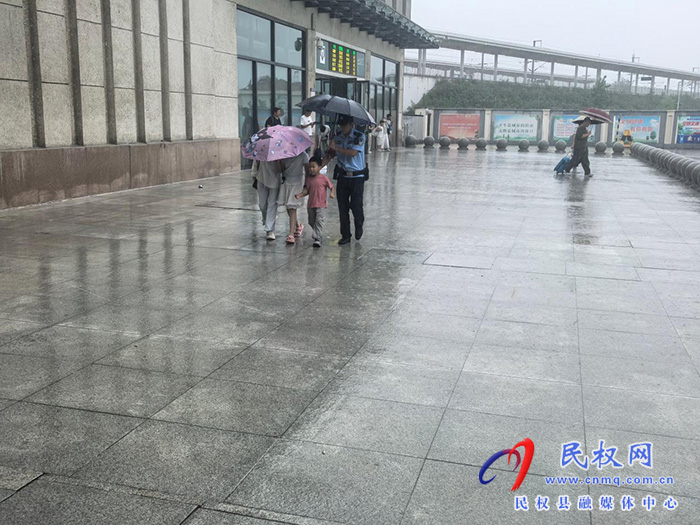 风雨砺担当、防汛护通途——民权北站派出所全力迎战台风“白海豚” ，筑牢辖区安全防线。