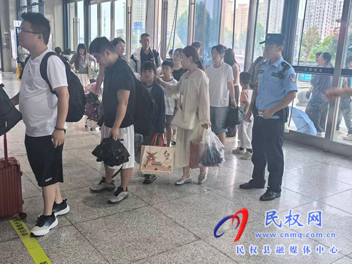 风雨砺担当、防汛护通途——民权北站派出所全力迎战台风“白海豚” ，筑牢辖区安全防线。