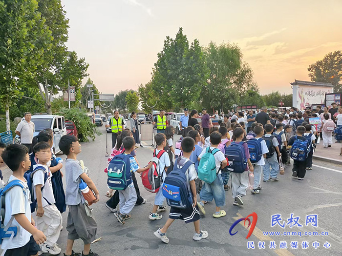 警校村联动护学 守护学子平安路