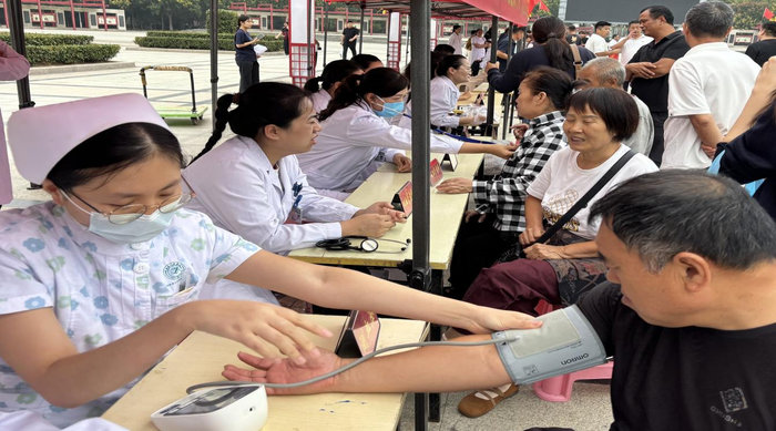 服务百姓零距离 义诊惠民暖人心 ——民权县卫健委开展“服务百姓健康行动”大型义诊活动